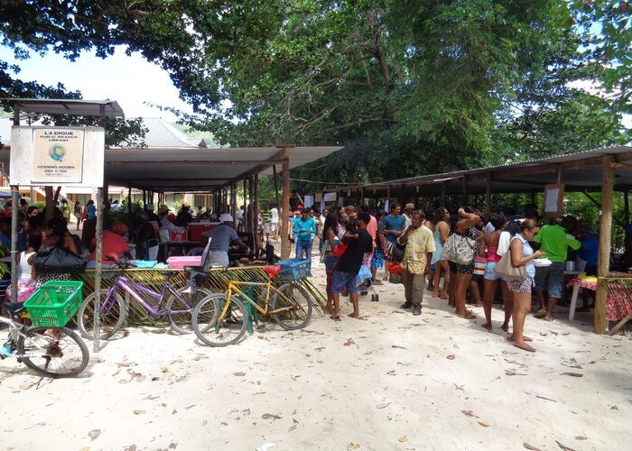 stand de nourriture journée d'assomption la digue